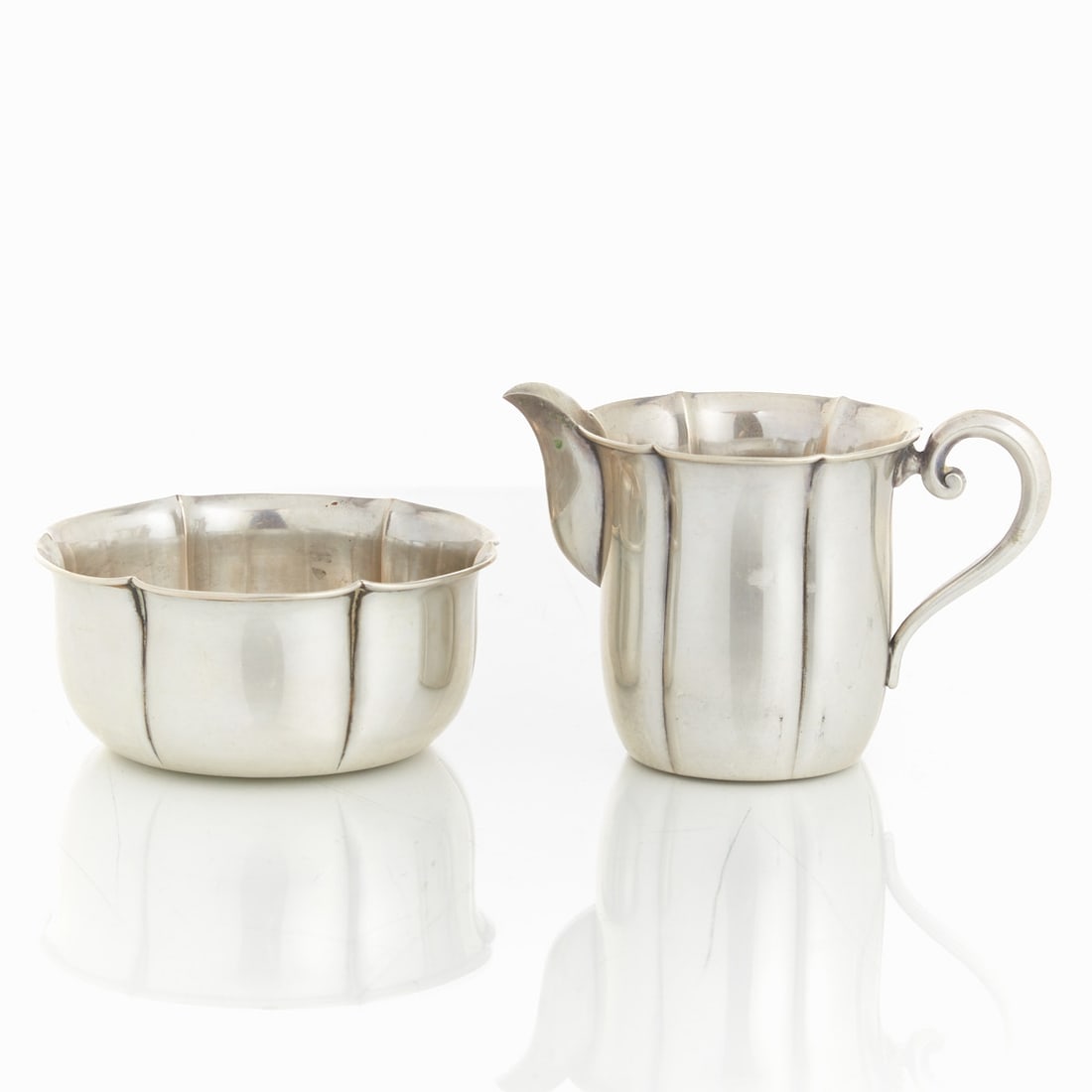 2-piece milk and sugar set: 2-piece milk and sugar set Hugo Böhm/Schwäbisch Gmünd. 800 silver. Hallmarks: maker's mark, 800, crescent/crown. Weight: 134 g. Gilded inside. 1 milk jug L. 7.5 cm. 1 sugar bowl D. 9.5