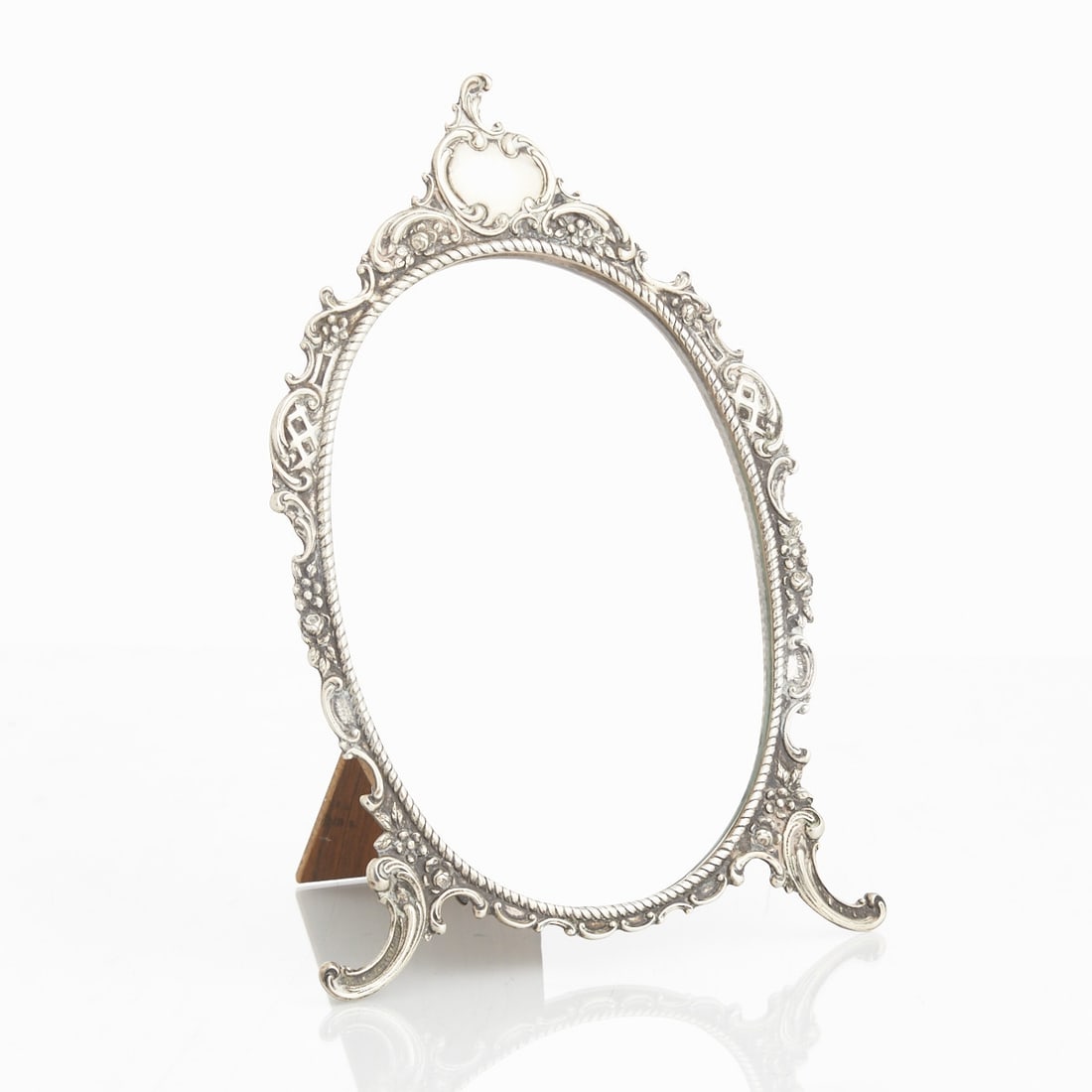 Table mirror in Rococo style: Table mirror in Rococo style 800 silver. Hallmarks: maker's mark, 800. H. 24 cm. Weight: 398 g (weighted).