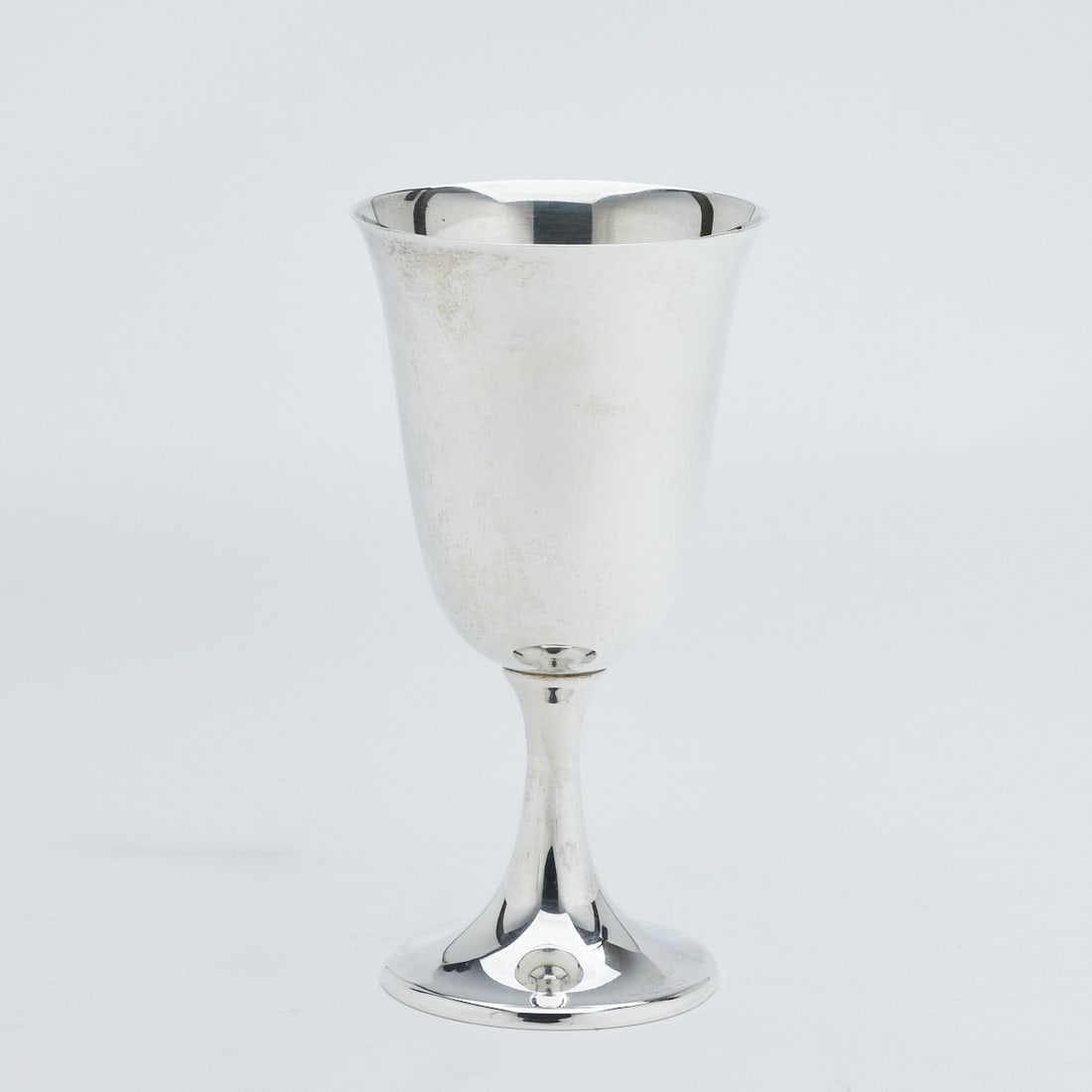 Goblet: Goblet Reverer/New York/USA. 925 silver. Hallmarks: maker's mark, Sterling. H. 16 cm. Weight: 156 g.