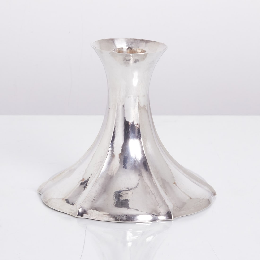 Candlestick: Candlestick 800 silver. Hallmarks: maker's mark, 800, crescent/crown. H. 15 cm. D. 18 cm. Weight: 294 g.