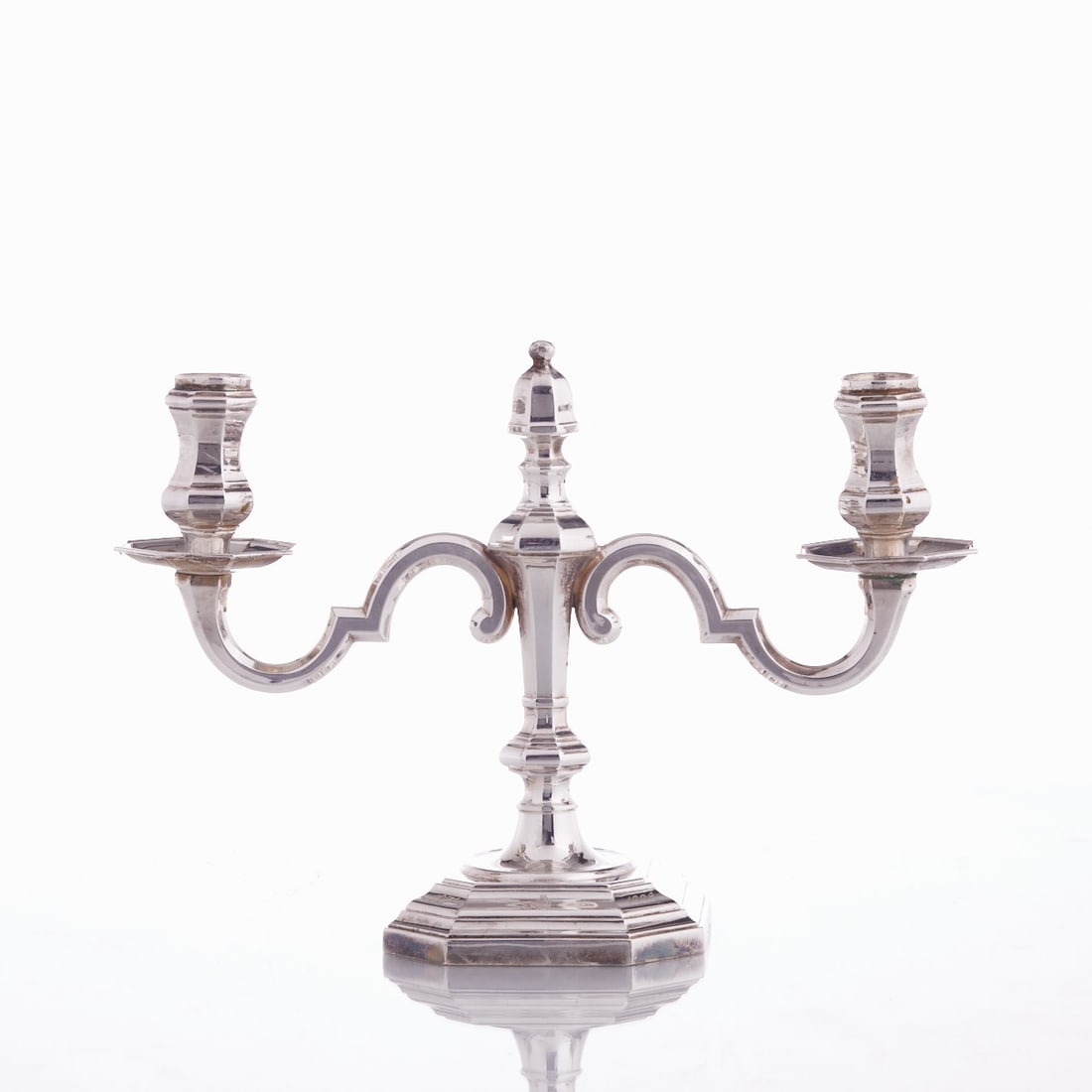 2-light Candlestick: 2-light Candlestick 800 silver. Hallmarks: maker's mark, 800. Half-moon/crown. 18.5 x 28 x 10.2 cm. Weight: 426 g.