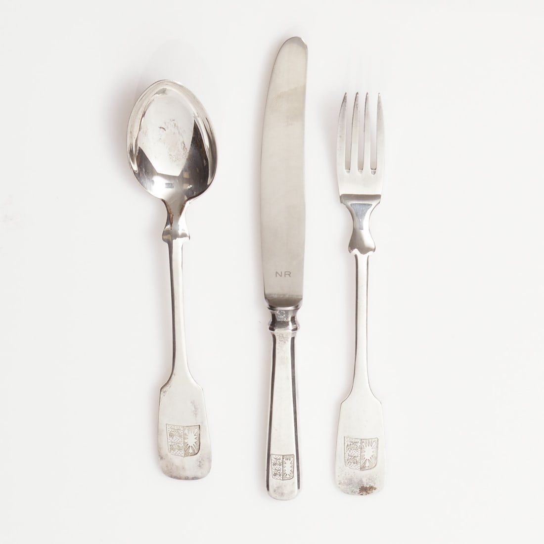 9-piece Cutlery Set with Spade Pattern: 9-piece cutlery set with spade pattern Robbe & Berking/Flensburg. 800 silver. Hallmarks: maker's mark, 800, half-moon/crown. Weight: 396 g (without knives). With coat of arms of Schleswig-Holstein. 3