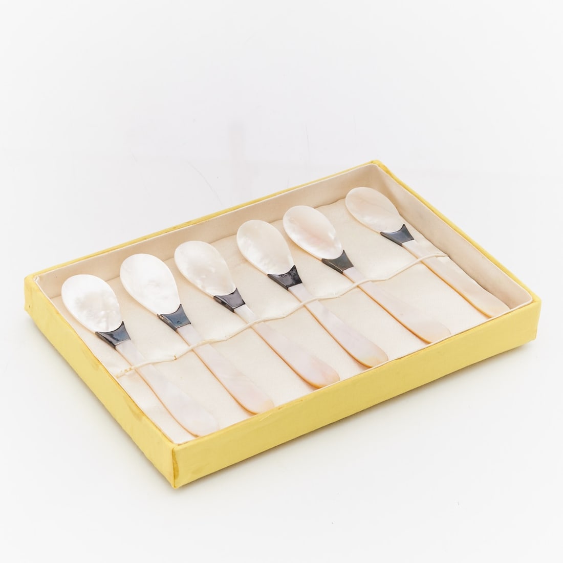 6 Egg Spoons: 6 egg spoons 925 silver. Mother-of-pearl. Hallmarks: Hallmarks: 925. L. 11.5 cm.