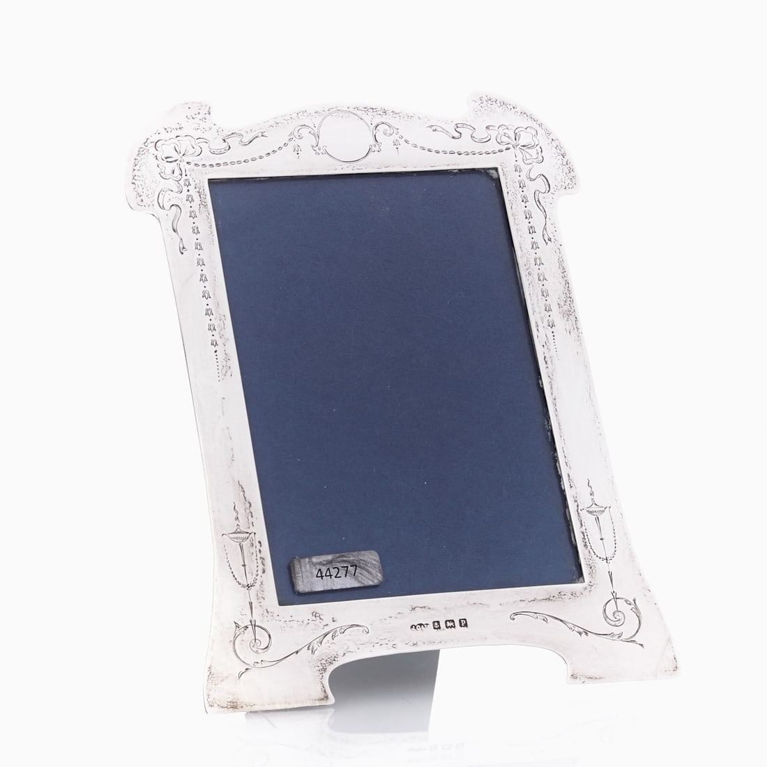 Art Nouveau Photo Frame: Art Nouveau Photo Frame Birmingham/England, c. 1914/15. 925 silver. Hallmarks: maker's mark, city and fineness mark, year mark. H. 18 cm. Inside 12.8 x 8.8 cm. Weight: 216 g (weighted).