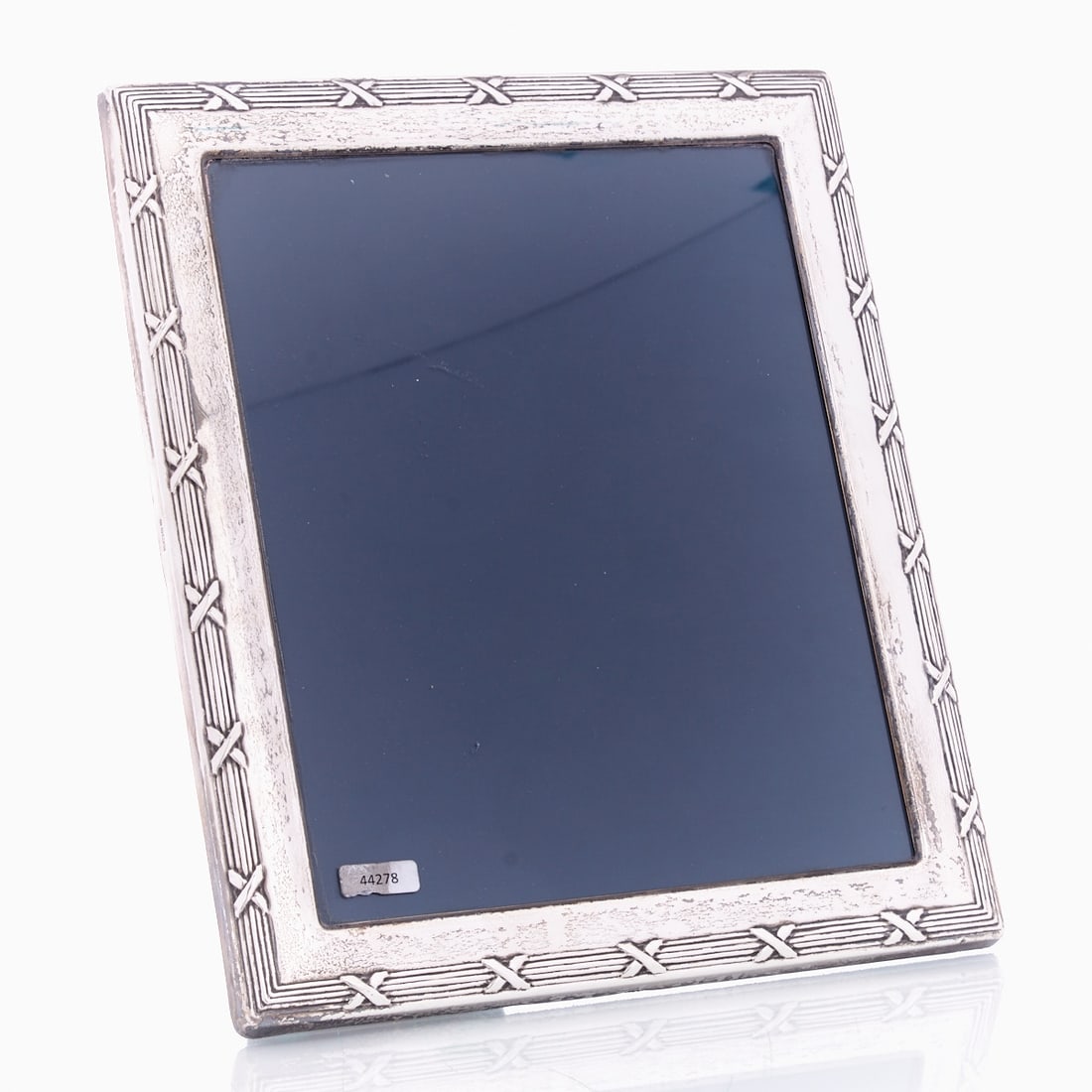 Photo Frame: Photo Frame Sheffield/England, 20th century. 925 silver. Hallmarks: maker's mark, city and fineness mark, year mark. H. 31 cm. Inside 25.5 x 20.4 cm. Weight: 1100 g (weighted).