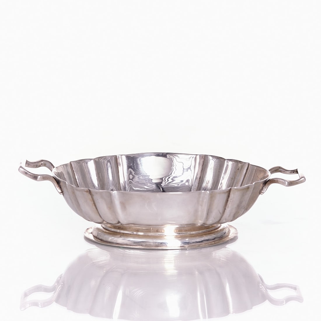 Baroque Handled Bowl: Baroque Handled Bowl Jakob Christian Laminit/Augsburg, c. 1800. Silver. Hallmarks: maker's mark, city mark, tremolo line. 4 x 18.5 x 11 cm. Weight: 196 g.