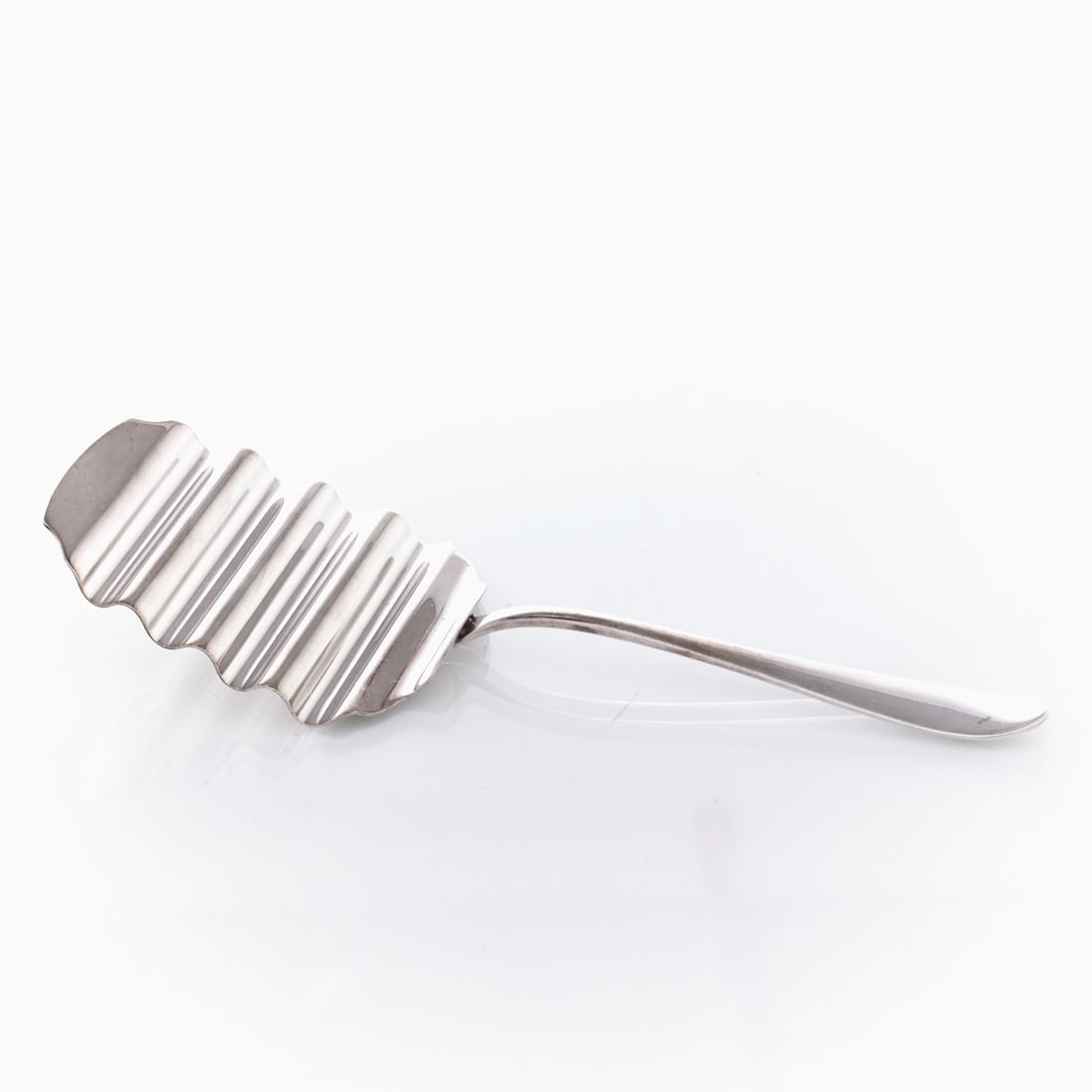 Asparagus Server Gebr??der Reiner/Krumbach: Asparagus Server Gebrüder Reiner/Krumbach. 800 silver. Hallmarks: maker's mark, 800, crescent/crown. L. 24 cm. Weight: 126 g.