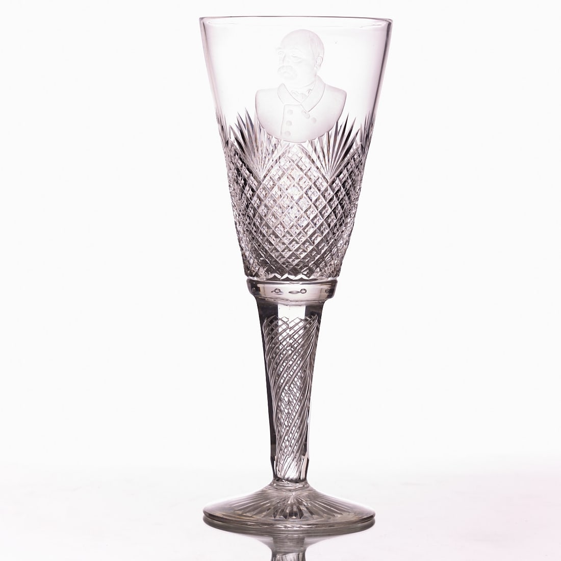 Goblet with Portrait of Otto von Bismarck. Gr?¤flich Schaffgotsch'sche Josephinenh??tte,: Goblet with portrait of Bismarck Gr?¤flich Schaffgotsch'sche Josephinenh??tte, Schreiberhau around 1900. Colorless glass. Round disc foot with engraved star. Six-faceted stem with hollow threads.