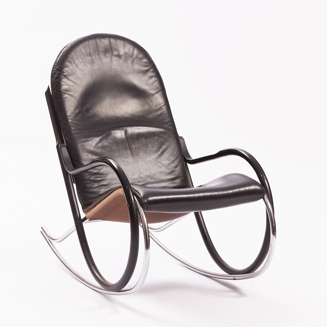 Rocking Chair 'Nonna': Rocking chair "Nonna" Strässle/Switzerland. Design: Paul Tuttle, circa 1972. Tubular steel and black lacquered wood. Leather upholstery. 93 x 56 x 97 cm. Damaged.