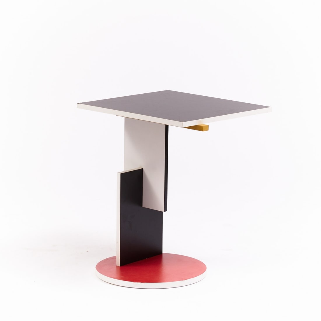 Schr?¶der Divan Table in Bauhaus Style: Schröder Divan Table in Bauhaus Style Design: Gerrit Rietveld, circa 1923. Plywood. Polychrome. 61 x 52 x 50 cm. Restored condition.