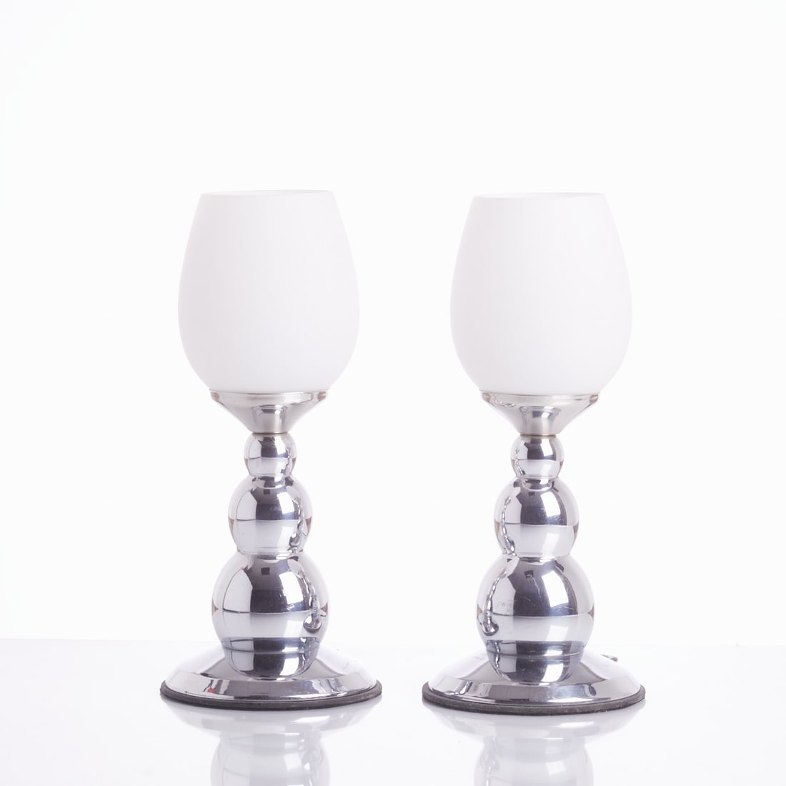 Pair of Mid-Century Table Lamps: Pair of Mid-Century Table Lamps Metal/chrome-plated. Opal glass. H. 28 cm.