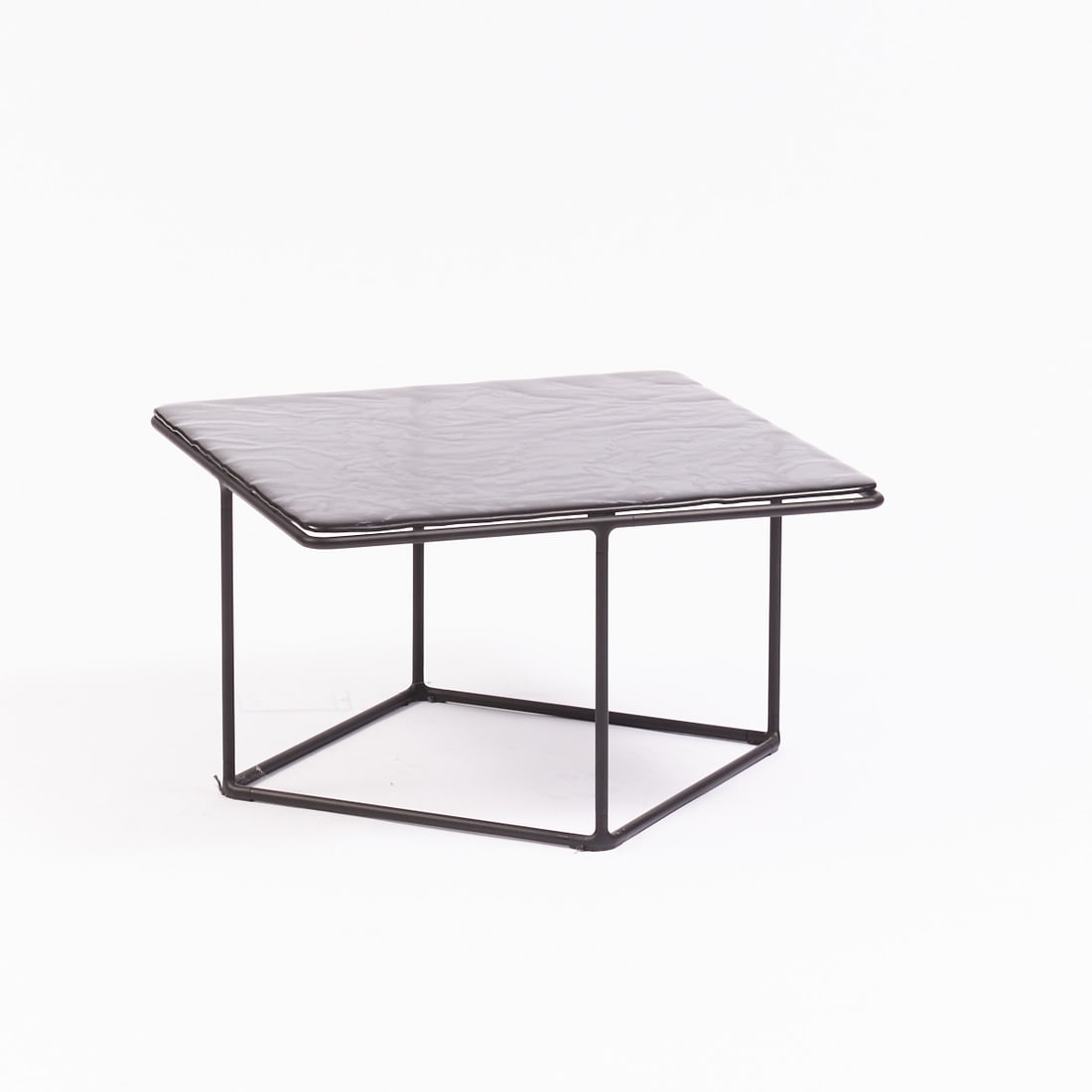 Coffee Table Lemante: Coffee Table Lemante B&B/Italy. Design: Kensaku Oshiro. Matt black lacquered aluminum. Glass. 65 x 65 x 32 cm. The glass top comes from Murano.