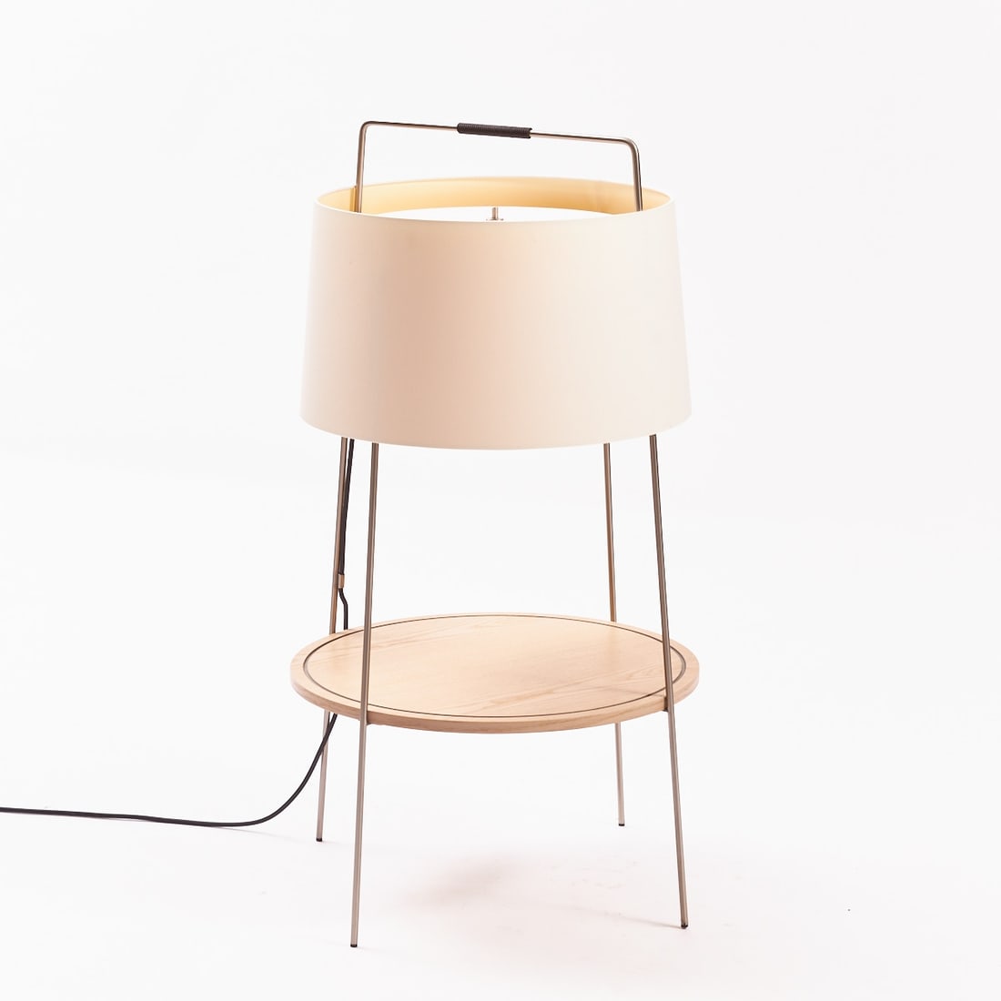 Teatime floor lamp: Teatime floor lamp Bielefelder Werkstätten. Ash. Metal. H. 106 cm. D. 56 cm.