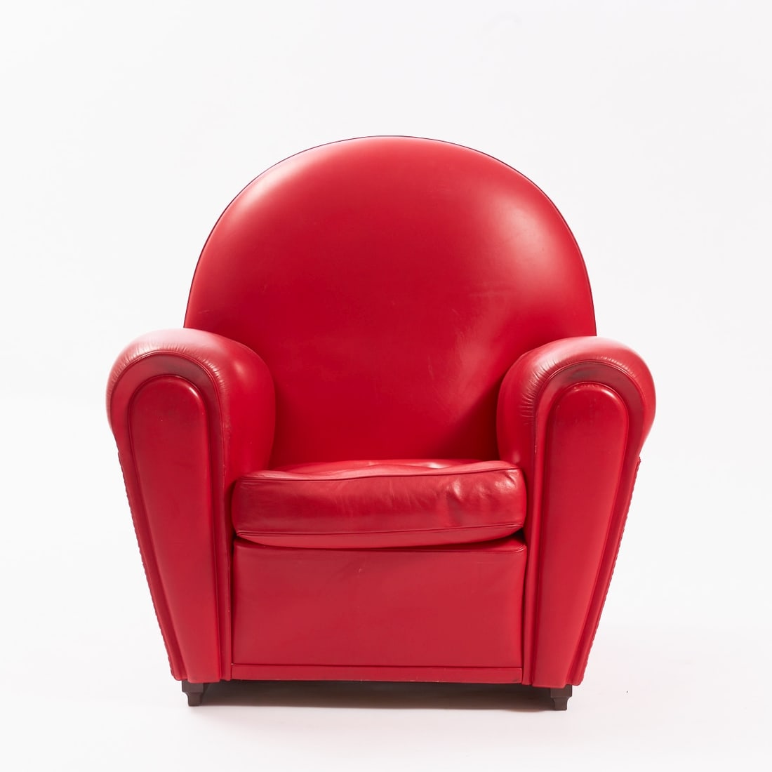 Art Deco style club armchair Vanity Fair: Art Deco style club armchair Vanity Fair Design: Renzo Frau around 1930. Red leather. Wood. Manufacturer's mark. 42/97 x 93 x 83 cm. Damaged. The new price is 4,914 Euros.