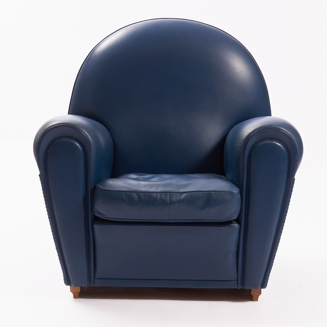 Art Deco style club armchair Vanity Fair: Art Deco style club armchair Vanity Fair Design: Renzo Frau around 1930. Blue leather. Wood. Manufacturer's mark. 42/97 x 93 x 83 cm. Damaged. The new price is 4,914 Euros.