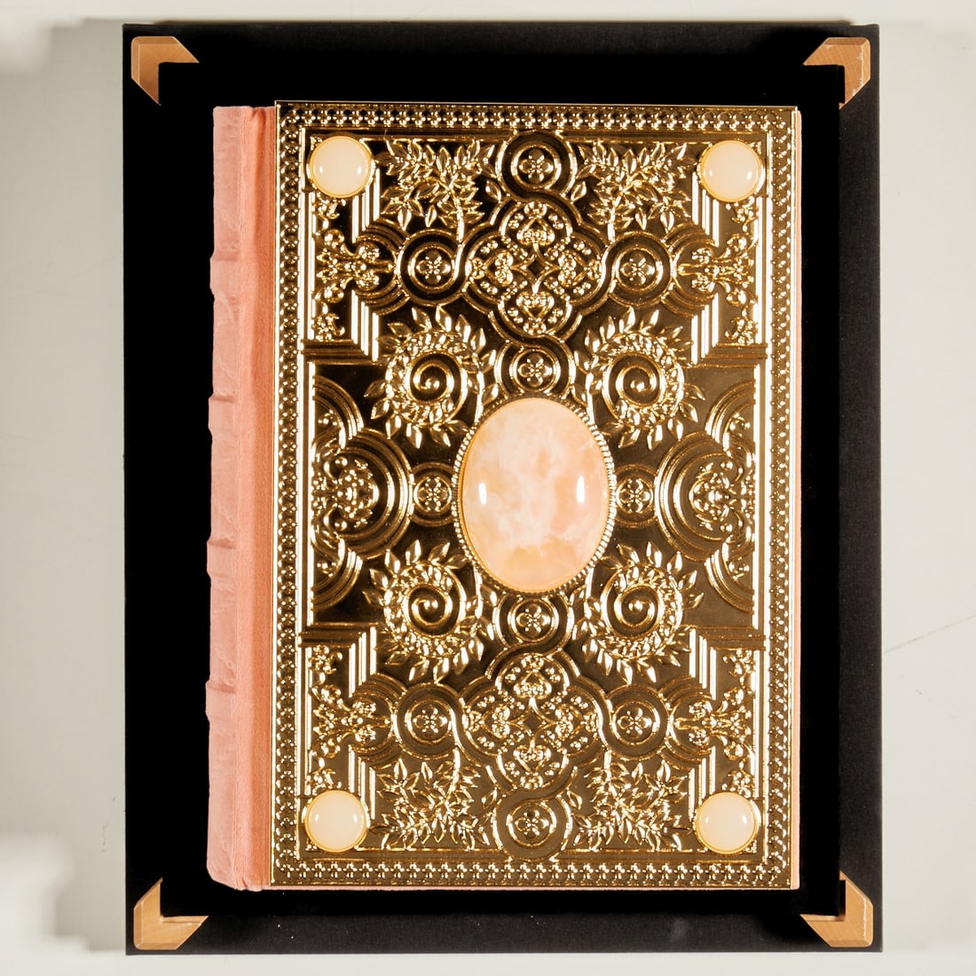 The Great Book of Love (Matfre Ermengaud): The Great Book of Love (Matfre Ermengaud) Facsimile edition. Madrid, AyN Ediciones 2003. Biblioteca Nacional de Russia. Numbered ex.: 312/995. Pink velvet binding with gold metal covers and a large ov