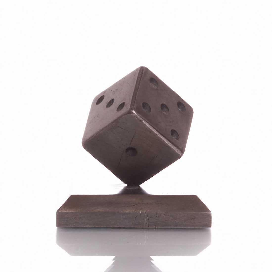 Edgar Brand: Edgar Brand 1880 Paris - 1960 Collonge-Bellerive, Canton of Geneva - Cube - Iron. H. 7.5 cm. Signed on the base: E. BRAND.