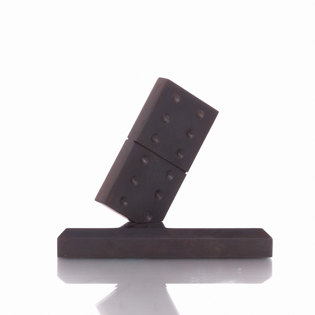 Edgar Brand: Edgar Brand 1880 Paris - 1960 Collonge-Bellerive, Canton of Geneva - Domino - Iron. H. 10 cm. Signed on the base: E. BRAND.