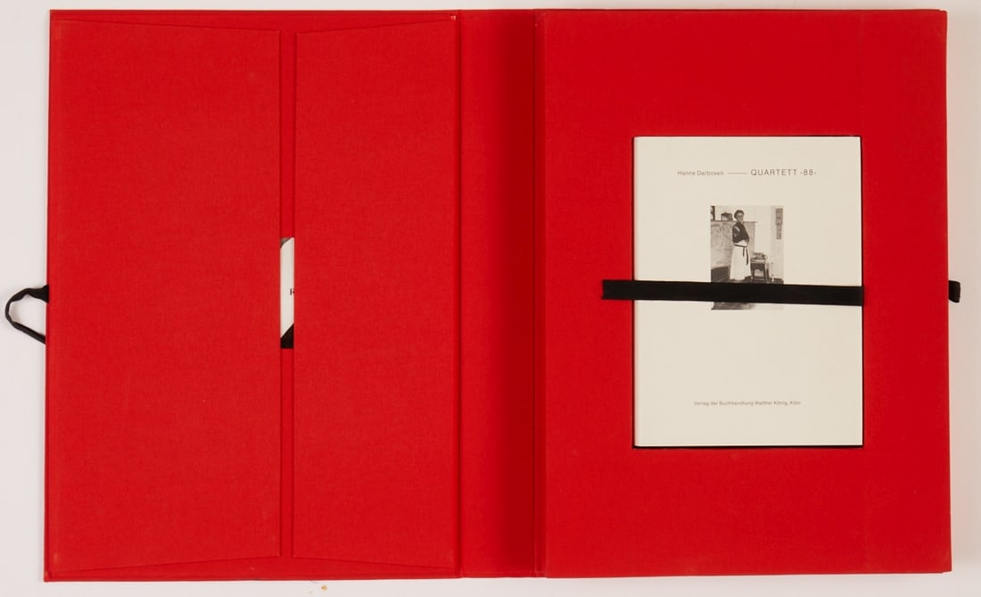 Hanne Darboven: Hanne Darboven 1941 Munich - 2009 Rönneburg - "Quartett 88" - (1990) Portfolio with 6 collaged offset sheets/cardboard. 1/25. Numbered and monogrammed on the first sheet: 1/25 h. d. 42