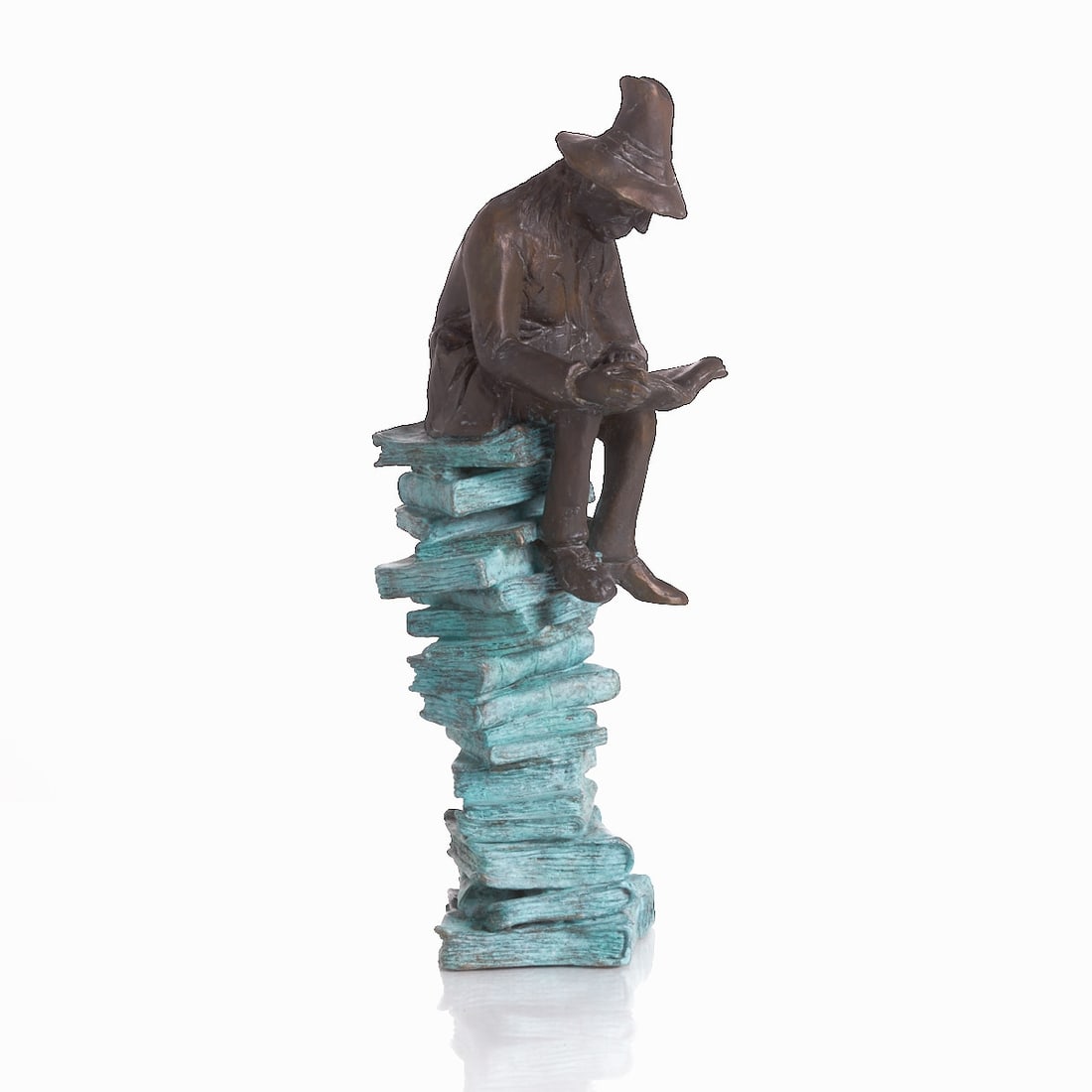 Laurenz Kirchner: Laurenz Kirchner Lives and works in Münster -"Book Lover"- (2025) Bronze. Brown and green patina. H. 35 cm. Dated and monogrammed on the reverse: LK 2025.