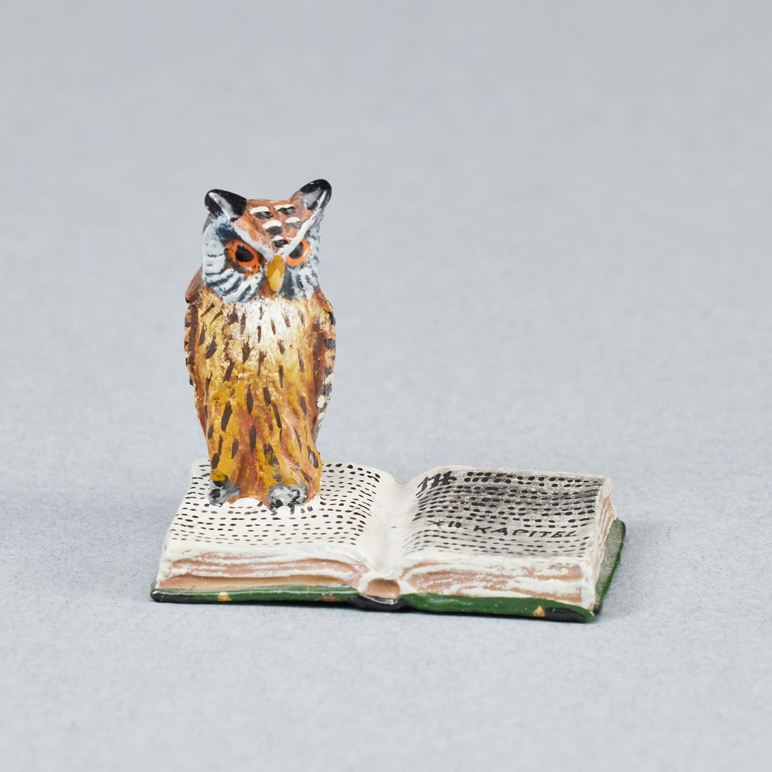 Viennese Bronze Fritz: Viennese Bronze Fritz Bermann/Vienna. - Owl on Book - Bronze. Polychrome painted. H. 3 cm. Monogrammed on the underside: FBW.