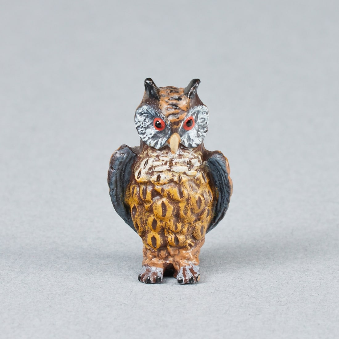 Viennese Bronze: Viennese Bronze Fritz Bermann/Vienna. - Owl - Bronze. Polychrome painted. H. 3.2 cm. Monogrammed on the underside: FBW.