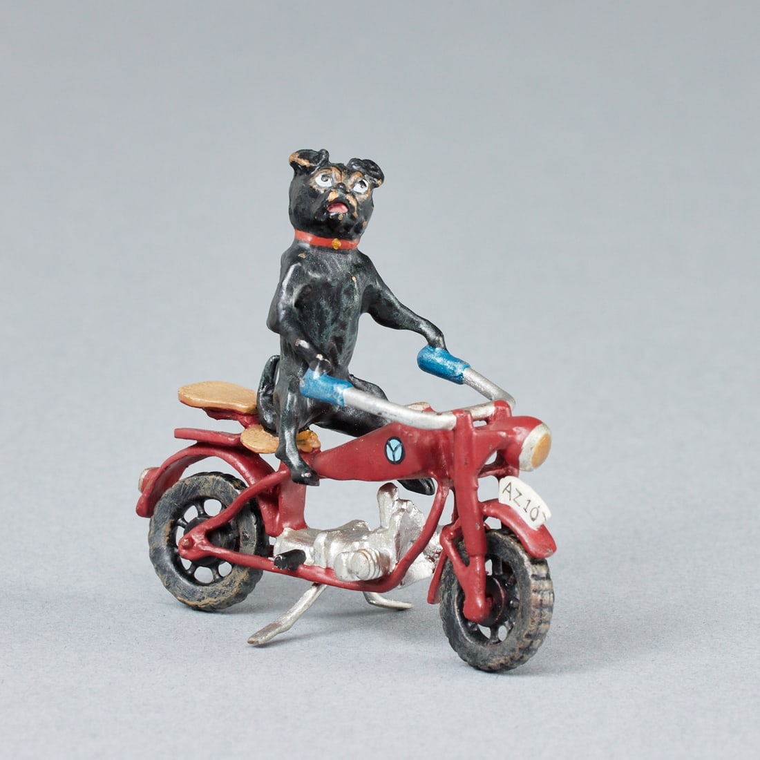 Viennese Bronze: Viennese Bronze Fritz Bermann/Vienna. - Pug on Motorcycle - Bronze. Polychrome painted. 3 x 4 x 1.5 cm. Monogrammed on the underside: FBW.