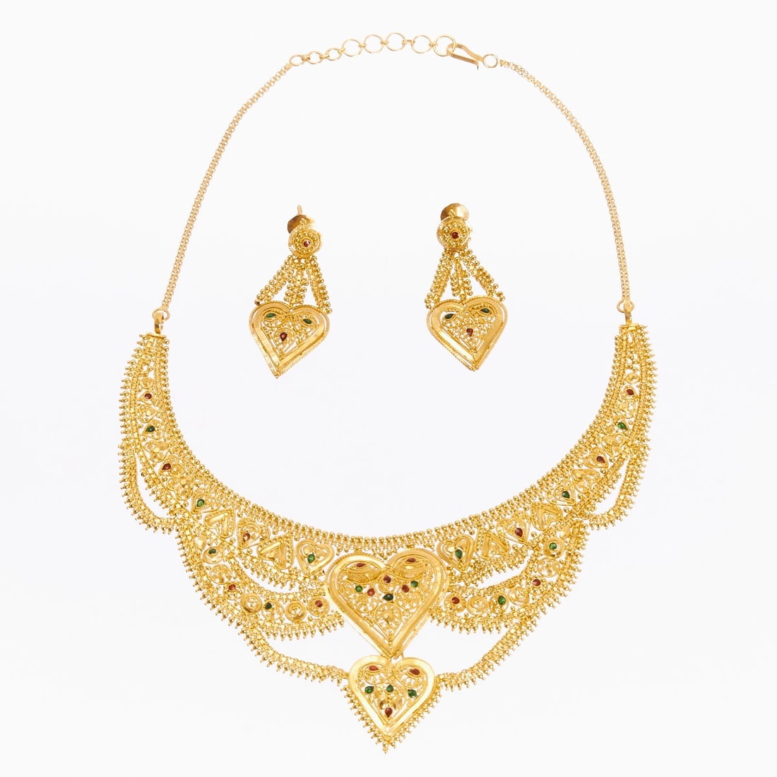 Oriental gold necklace (so-called Dubai necklace) with earrings: Oriental gold necklace (so-called Dubai necklace) with earrings 875/- yellow gold, stamped. Total weight: 68.6 g. L. 5.1 cm. L. approx. 44 cm. Various colored stones, probably paste. Hook clasp. Studs