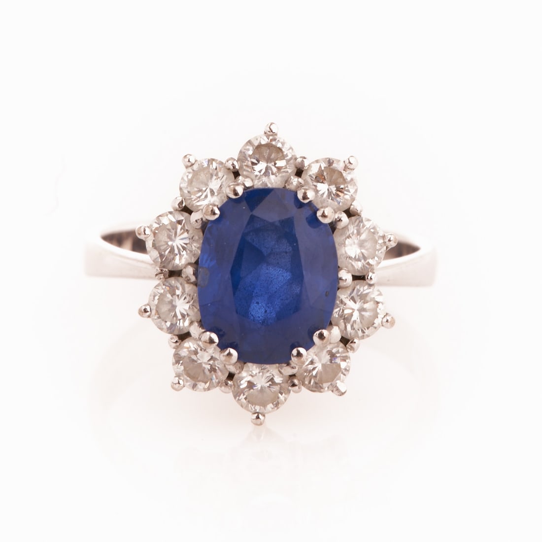 Sapphire and diamond ring: Sapphire and diamond ring Jeweler: Hans Führich, Kassel. 1970s. 750/- white gold, stamped. Total weight: 5.5 g. Hallmark: HF (Hans Führich, Kassel), 750. 1 oval-cut sapphire (10 x 8 x 4.78 m