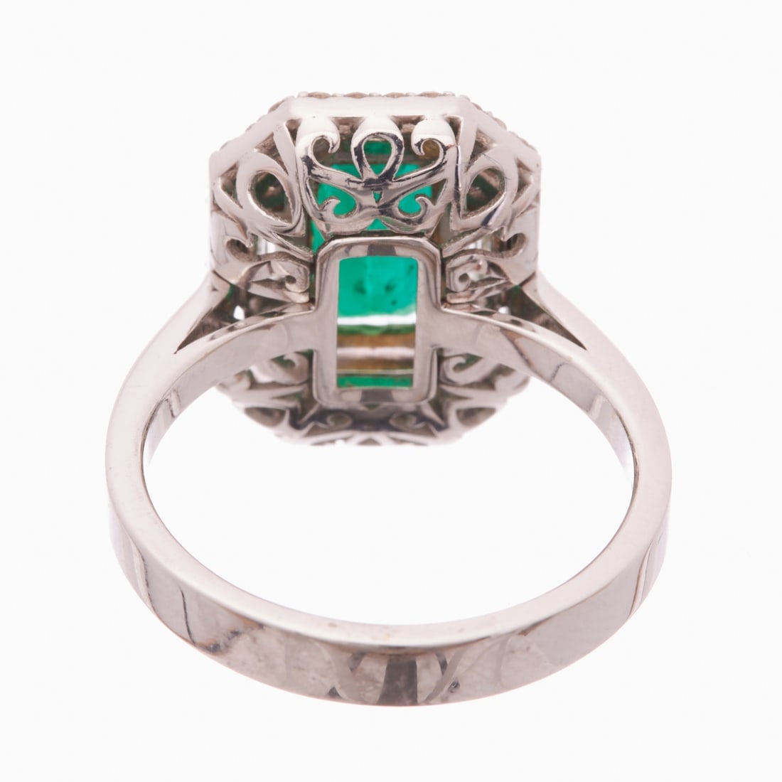 Emerald ring with diamond setting - 2