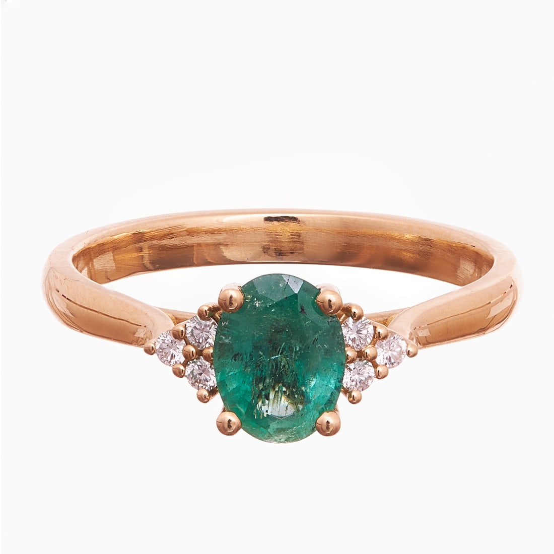 Classic emerald and diamond ring: Classic emerald and diamond ring 750/- yellow gold, stamped. Weight 3.9 g. Centrally set oval-cut emerald of approx. 0.825 ct, flanked by six brilliant-cut diamonds totaling approx. 0.03 ct (TW/VSI).