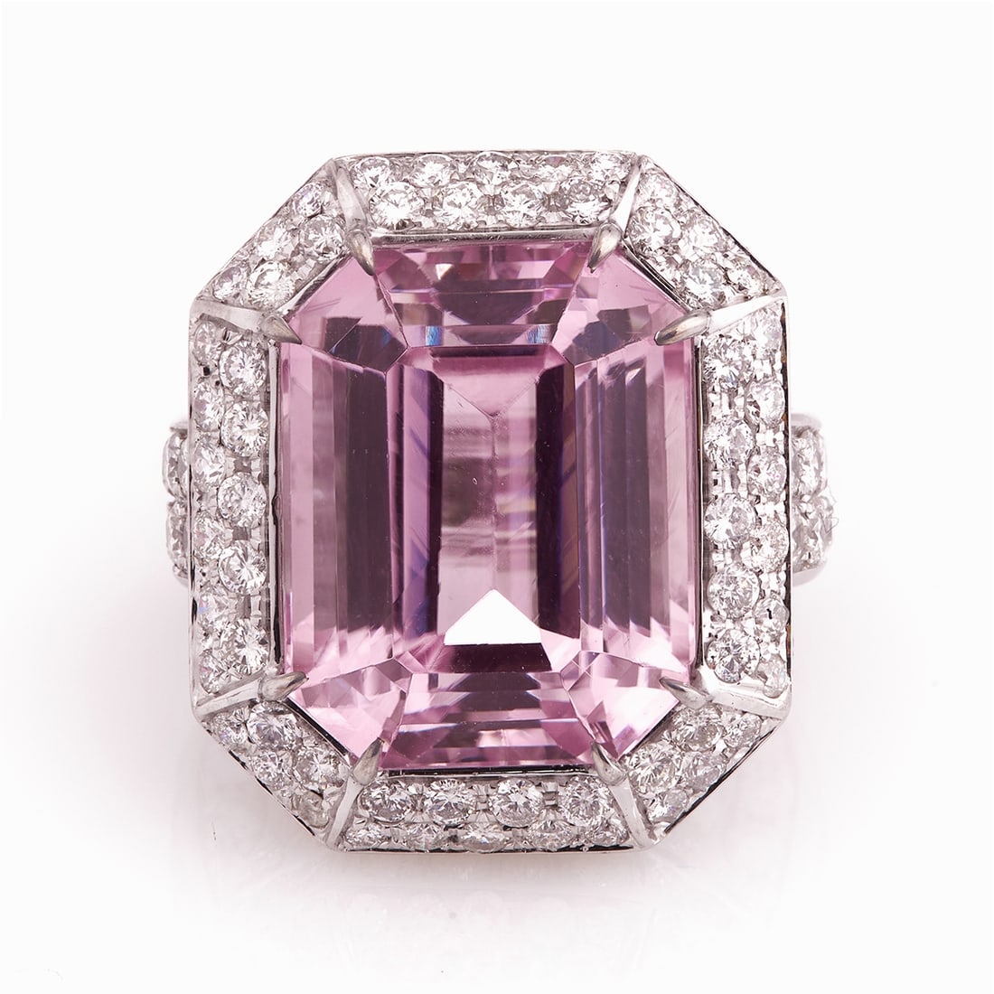 Kunzite and diamond ring: Kunzite and diamond ring 585/- white gold, stamped. Total weight: 20.2 g. 1 kunzite approx. 31.97 ct. Various brilliant-cut diamonds totaling approx. 5.37 ct (tw-w/vsi-si). Ring size 55. Very good