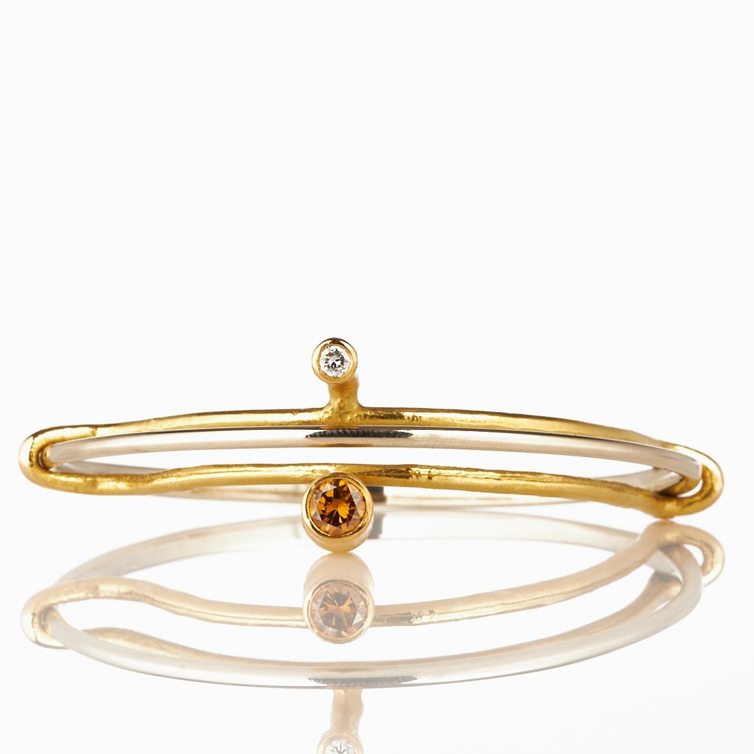 Wilhelm Buchert - Designer Jewellery: Bangle with large Fancy Brilliant: Designer Jewellery: Bangle with large Fancy Brilliant Design: Wilhelm Buchert (1939 Zwickau - 2023 Kiel) Unique piece. 750/- yellow gold and white gold, hallmarked. Weight: 40.6 g. Master's mark and