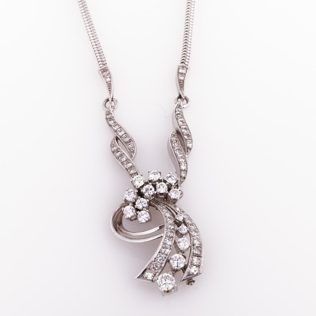 Brilliant Necklace / Brooch: Brilliant Necklace / Brooch Märtens, Hildesheim. 1970s. 750/- white gold, hallmarked. Total weight: 27.5 g. Hallmark: 750, WM (Märtens). 14 brilliants approx. 1.5 ct (tw-w/vsi-si). Various