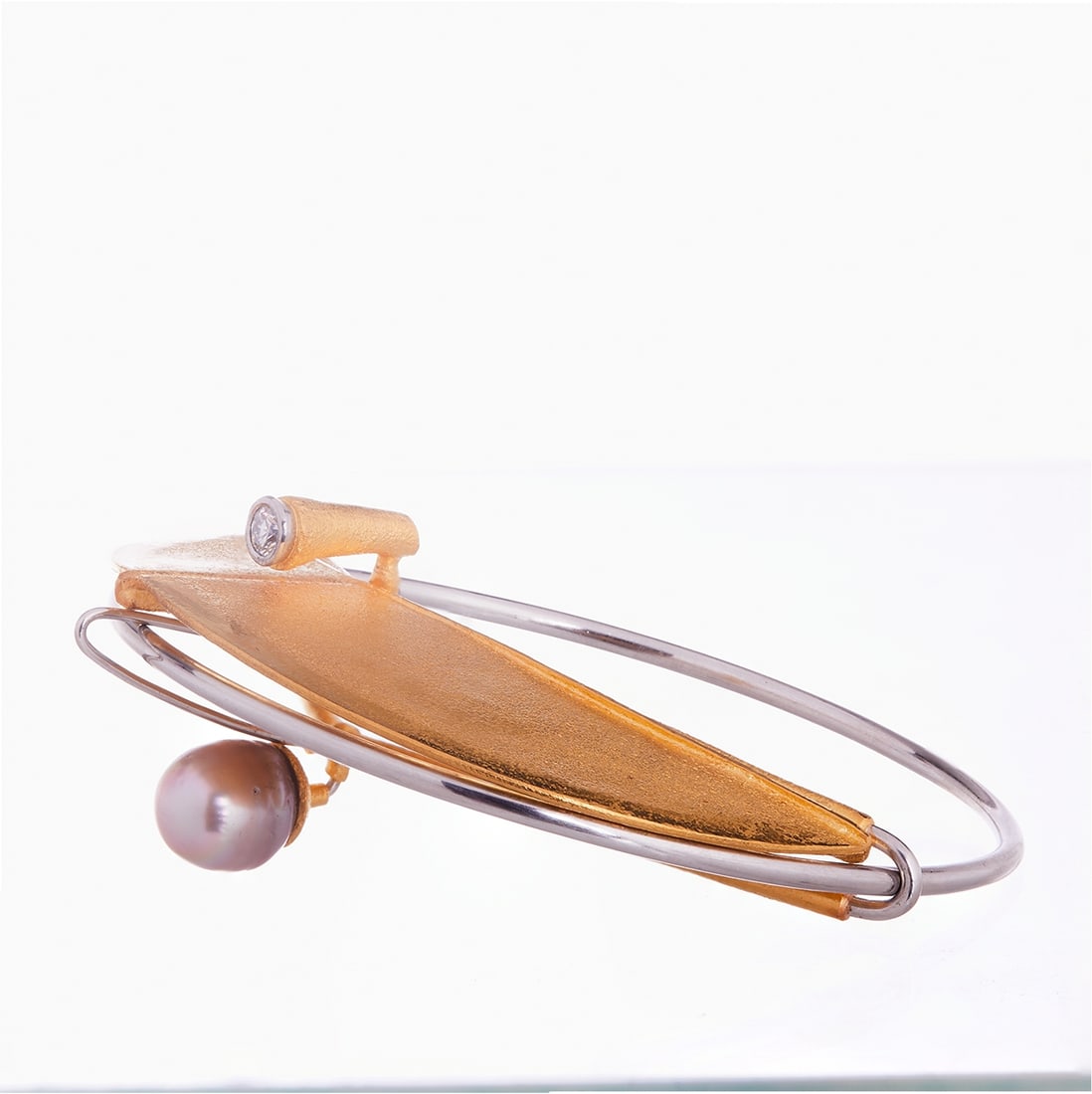 Wilhelm Buchert Designer Jewellery: Bangle with Grey Cultured Pearl and Brilliant: Designer Jewellery: Bangle with Grey Cultured Pearl and Brilliant Design: Wilhelm Buchert (1939 Zwickau - 2023 Kiel) Unique piece. 900/- fine gold and 950/- platinum, hallmarked. Weight: 48.3 g. Maker
