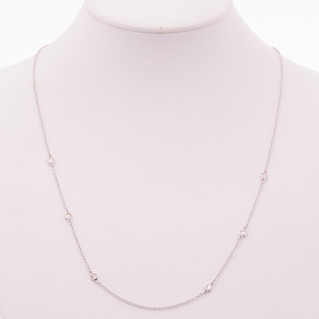 Diamond necklace: Diamond necklace 750/- white gold, hallmarked. Total weight: 2.71 g. 6 brilliant-cut diamonds totaling approx. 0.22 ct, each approx. 2.1 mm. L. 45 cm. Very good condition. Fine, discreetly designed