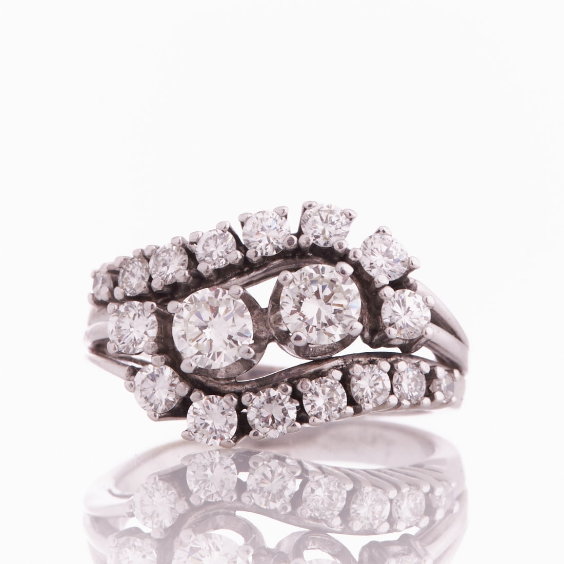 Abstracted Toi et Moi brilliant-cut diamond ring: Abstracted Toi et Moi brilliant-cut diamond ring Mid-Century, 1970s. 750/- white gold, unstamped, tested. Weight: 6.5 g. 2 larger brilliant-cut diamonds totaling approx. 0.6 ct and approx. 16