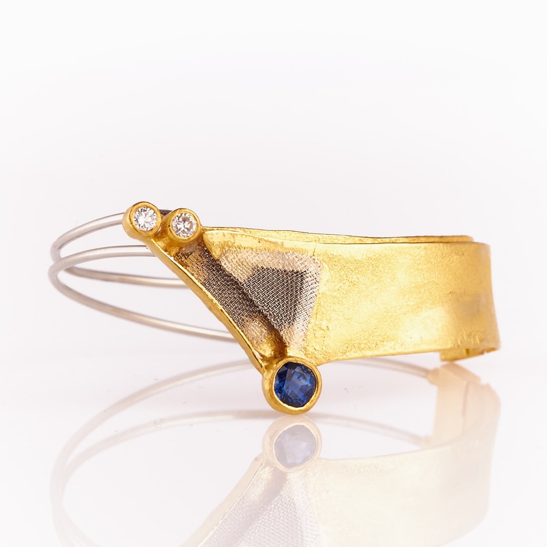 Wilhelm Buchert - Designer jewellery: Bangle with brilliant-cut diamonds and sapphire as well as net: Designer jewellery: Bangle with brilliant-cut diamonds and sapphire as well as net structure Design: Wilhelm Buchert (1939 Zwickau - 2023 Kiel) Unique piece, from 1988. 900/- fine gold and 950/-