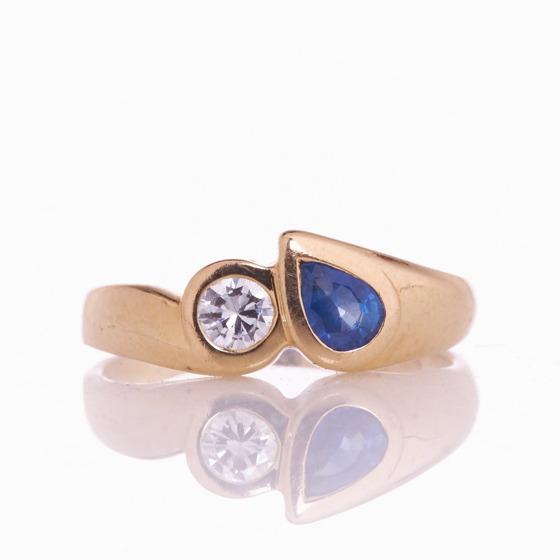 Modern sapphire and brilliant-cut diamond ring: Modern sapphire and brilliant-cut diamond ring 585/- yellow gold, hallmarked. Total weight: 3 g. Hallmarks: FE, 585, 20. 1 tear-drop cut sapphire approx. 0.2 ct. 1 brilliant-cut diamond approx. 0.2 ct