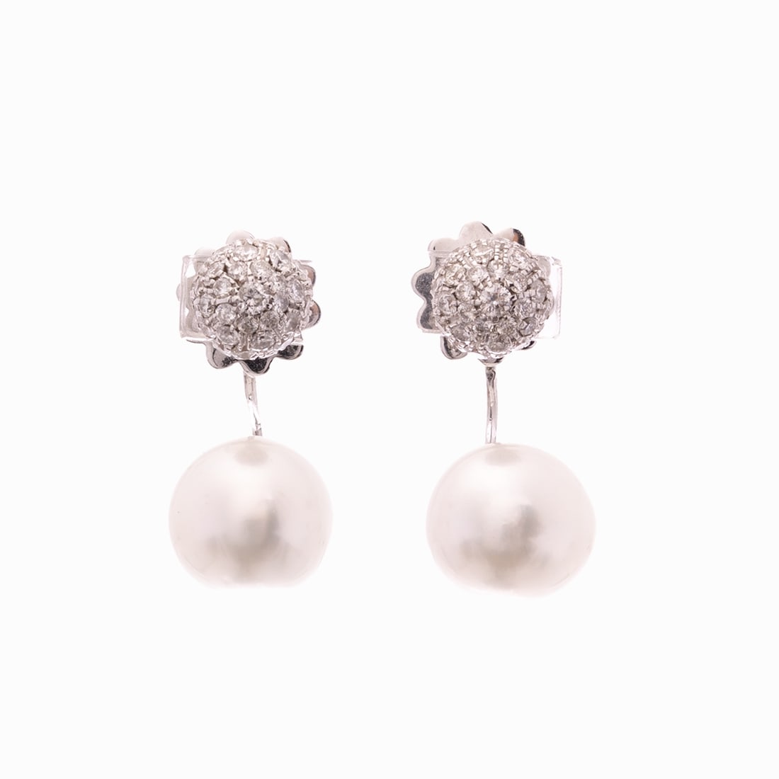 Pair of pearl drop earrings with diamond setting: Pair of pearl drop earrings with diamond setting 750/- white gold, hallmarked. Total weight: 10.26 g. 2 white pearls, each approx. 11.5 mm. Various diamonds totaling approx. 1.70 ct (tw-w/vsi-si). L.