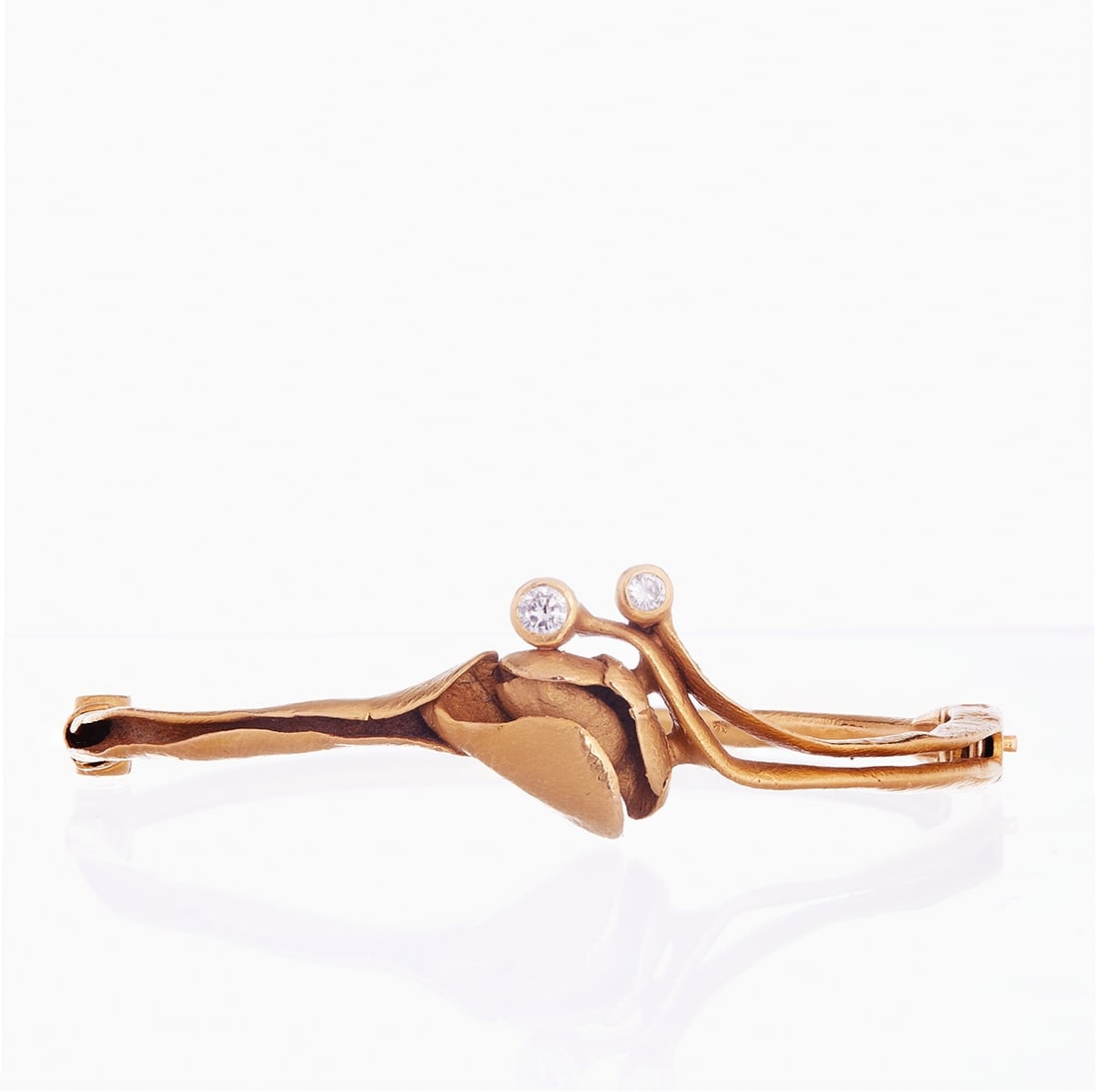 Wilhelm Buchert - Designer jewellery: delicate bangle with brilliant-cut diamonds: Designer jewellery: delicate bangle with brilliant-cut diamonds Design: Wilhelm Buchert (1939 Zwickau - 2023 Kiel) Unique piece. 750/- yellow gold, hallmarked. Weight: 27.7 g. Maker's mark and