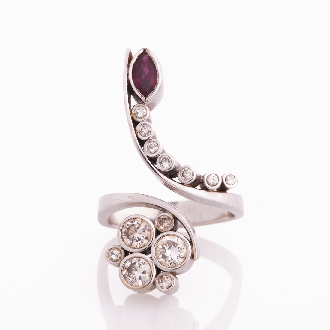 Tension ring with ruby and brilliant-cut diamonds: Tension ring with ruby and brilliant-cut diamonds Goldsmith Herbert Bitter, Hanover. 750/- white gold, hallmarked. Weight: 14.4 g. Hallmarks: 750 HB in circle. 3 brilliant-cut diamonds totaling