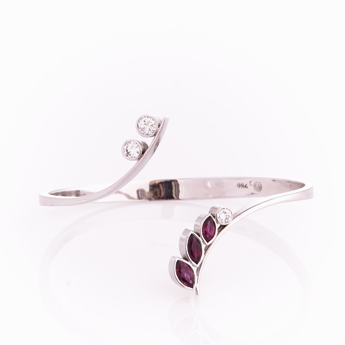 Bangle with rubies and brilliant-cut diamonds: Bangle with rubies and brilliant-cut diamonds Goldsmith Herbert Bitter, Hanover. 750/- white gold, hallmarked. Weight: 25.5 g. Hallmarks: 750 HB in circle. 3 brilliant-cut diamonds totaling approx.