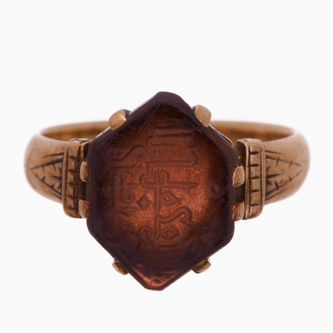 Oriental signet ring with engraved gemstone: Oriental signet ring with engraved gemstone Probably late 19th/early 20th century. 585/- rose gold, unmarked, tested. Total weight: 4.1 g. Reddish-brown, faceted signet stone with deeply cut,