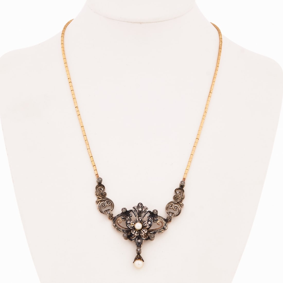 Art Nouveau necklace with seed pearls and diamonds: Art Nouveau necklace with seed pearls and diamonds Necklace part: 585/- yellow gold, unmarked, and silver. Chain: 750/- yellow gold, stamped. Total weight: 16.3 g. 2 pearls. Diamonds. L.: 43 cm. W. 3.