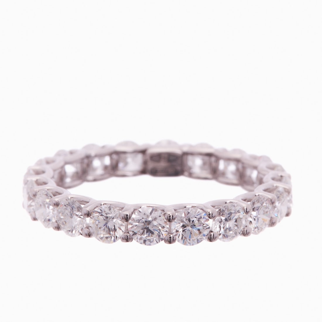 Diamond eternity ring: Diamond eternity ring 750/- white gold, stamped. Total weight: 2.41 g. 20 diamonds totaling approx. 2.66 ct. Ring size 55. Very good condition. Classic eternity ring set all around with diamonds.