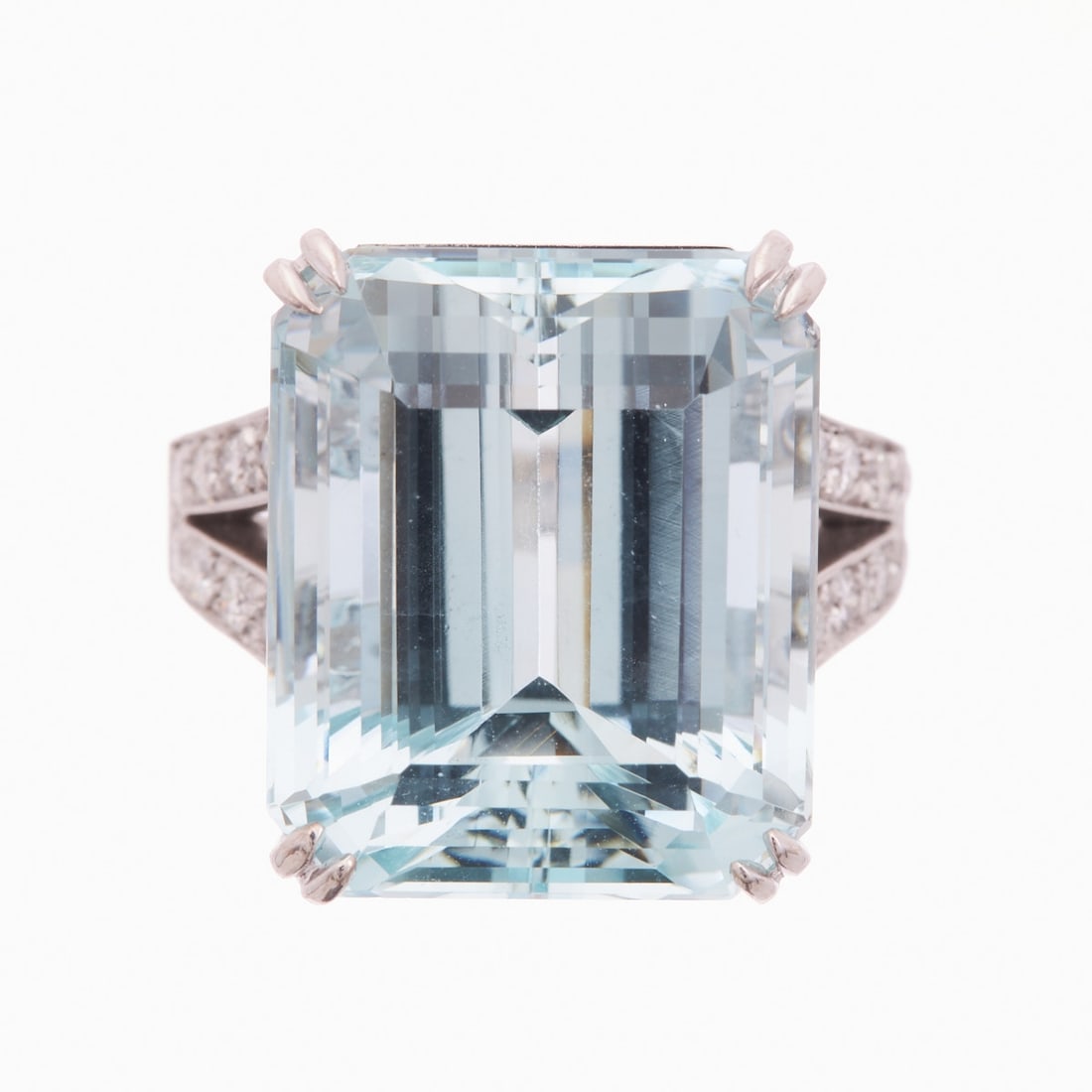 Aquamarine Ring with Diamond Setting: Aquamarine Ring with Diamond Setting 750/- white gold, hallmarked. Total weight: 11.90 g. Large, faceted aquamarine of 21.09 ct. Various brilliant-cut diamonds totaling approx. 1.15 ct. Ring size 55. 
