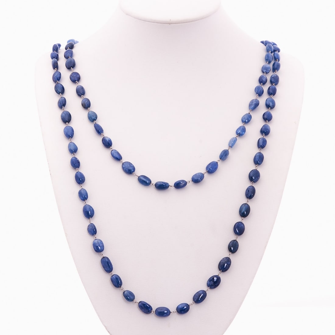Sapphire Necklace: Sapphire Necklace 750/- white gold, hallmarked. Total weight: 51.77 g. 107 sapphires totaling approx. 243.66 ct. Length 120 cm. Very good condition. Imposing necklace with an exceptionally rich