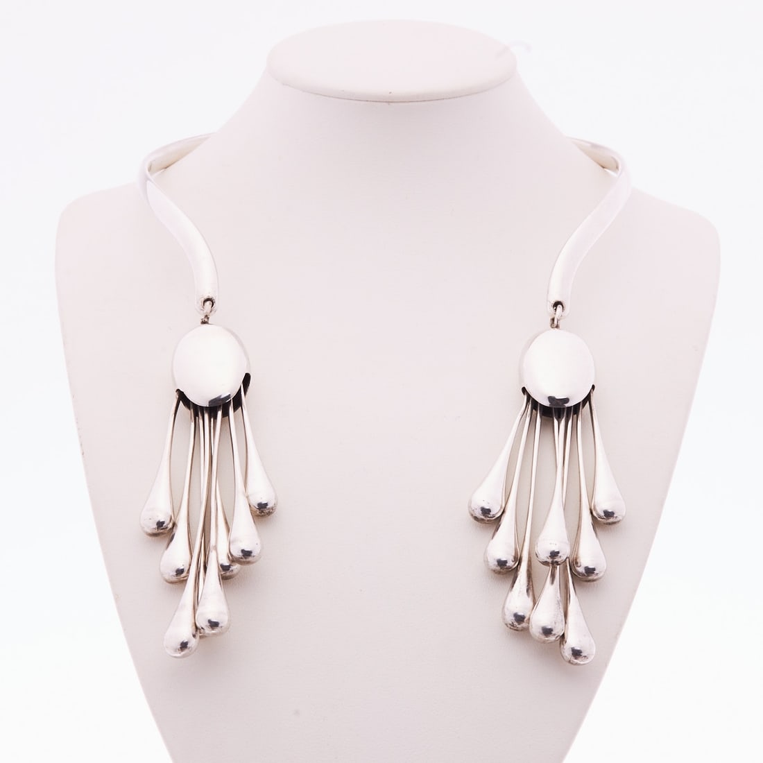 GEORG JENSEN - Design Necklace Model 235: GEORG JENSEN - Design Necklace Model 235 Georg Jensen company, Denmark. Year of design: around 1970. Designer: Astrid Fog (1911-1993). Model: 235. 925/- silver, hallmarked. Total weight: 154 g.