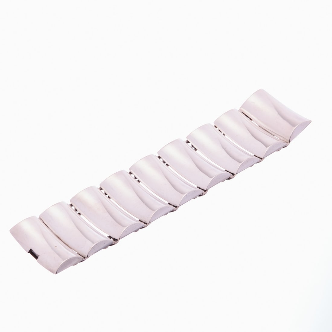 HANS HANSEN - Significant Design Bracelet: HANS HANSEN - Significant Design Bracelet Denmark. Design: Karl Gustav Hansen. Execution: Hans Hansen, Kolding, 1960s. 925/- silver, stamped. Total weight: 138.5 g. Length 18 cm. Width 4 cm. Very good